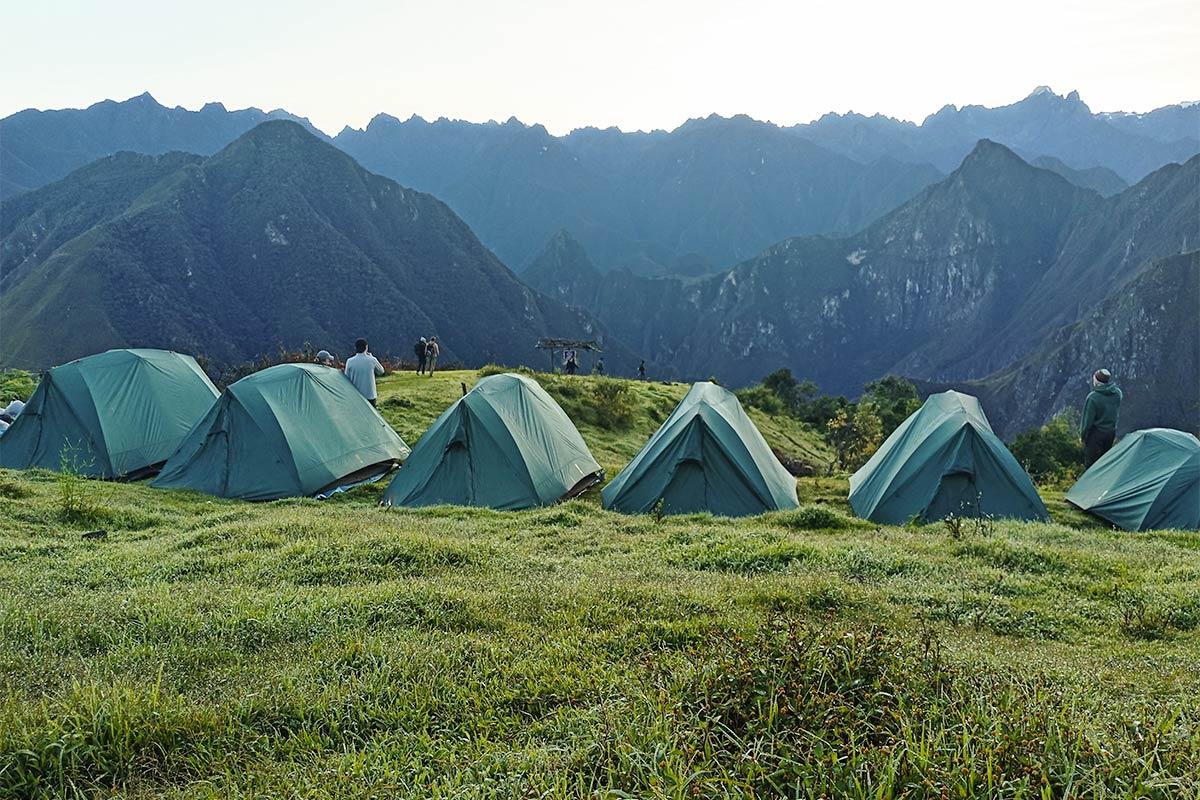 Campamento de Llactapata frente a Machu Picchu