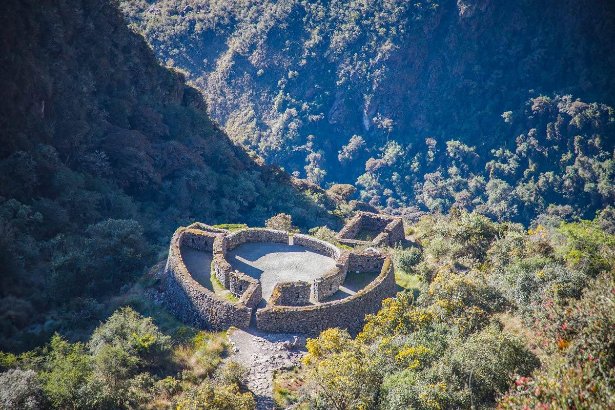 Photograph from above of the Runkurakay archaeological site in the middle of the mountains | TreXperience