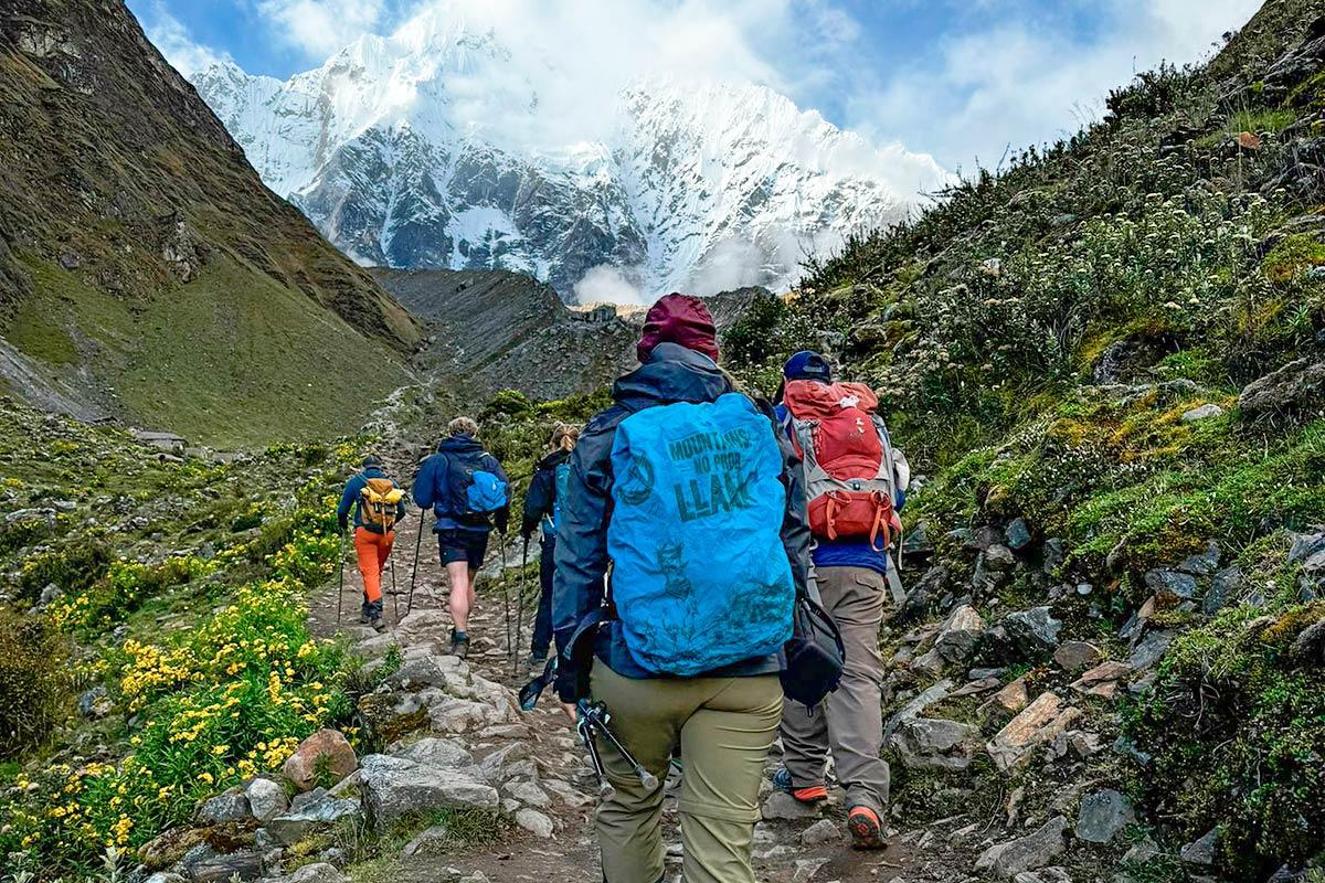 Senderistas ascendiendo a la Montaña Salkantay