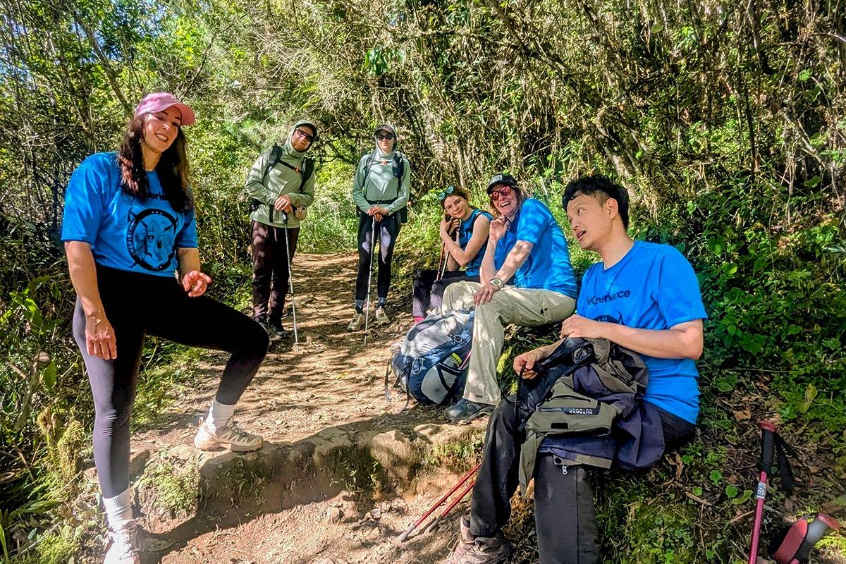 Senderistas descansando rumbo hacia el sitio inca de Patallacta