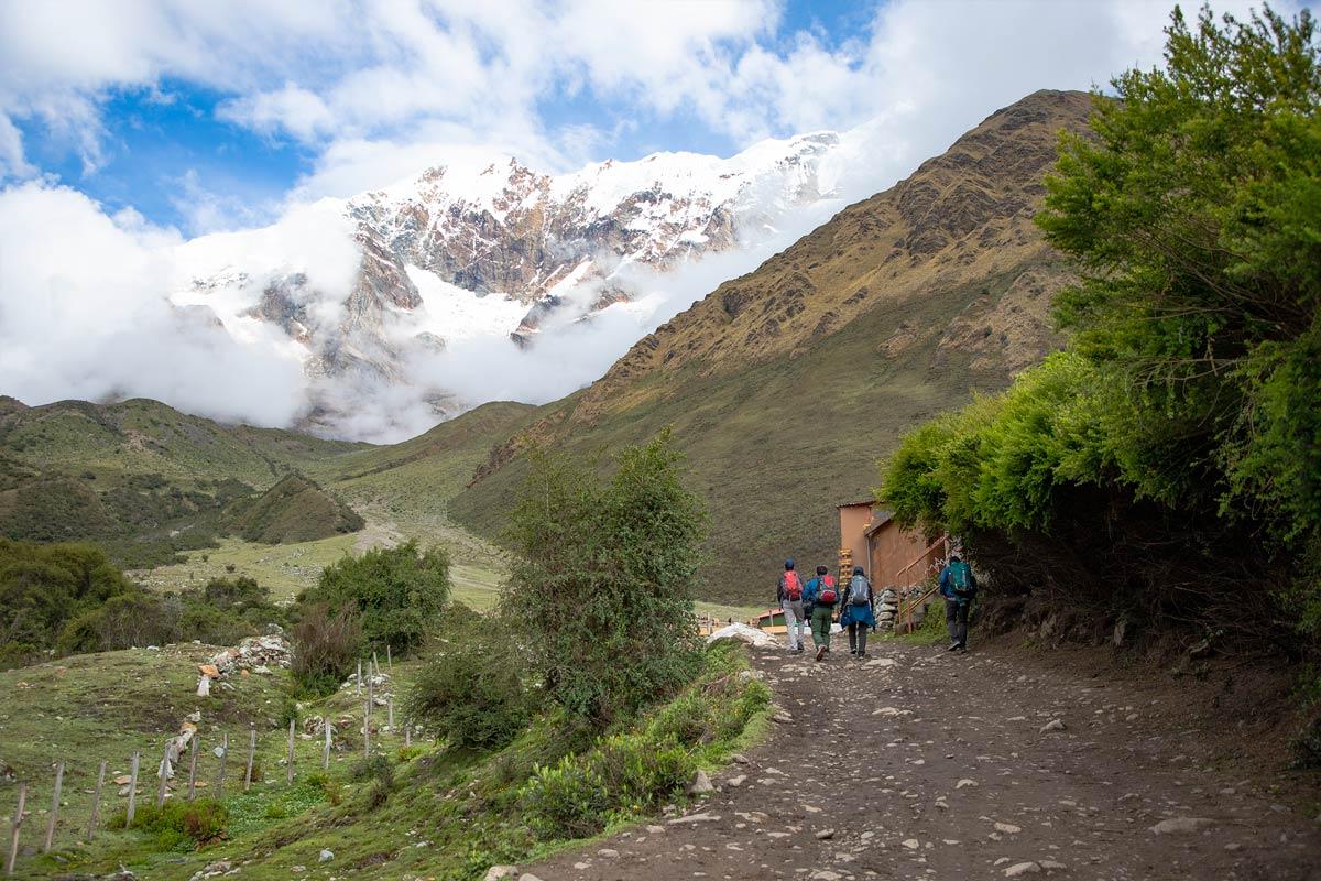 Senderistas camino hacia la Montaña Salkantay