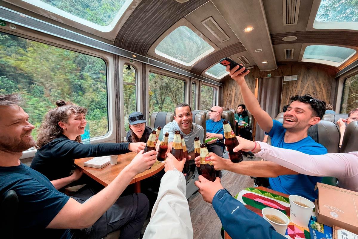 Brindis durante el viaje en tren Vistadome
