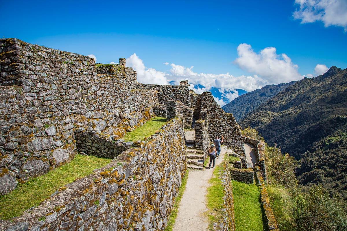 Sitio arqueológico de Sayacmarca rodeado por montañas andinas | TreXperience