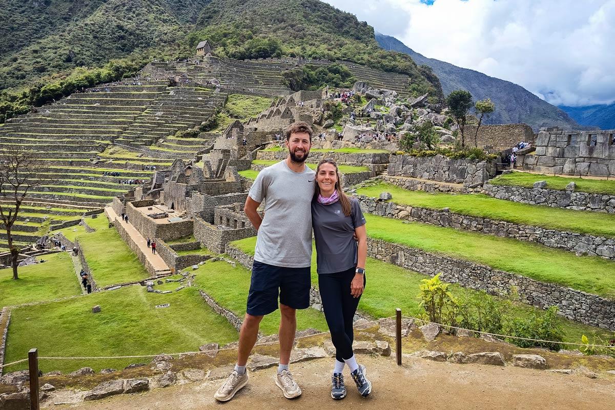 Dos viajeros posando dentro de Machu Picchu | TreXperience