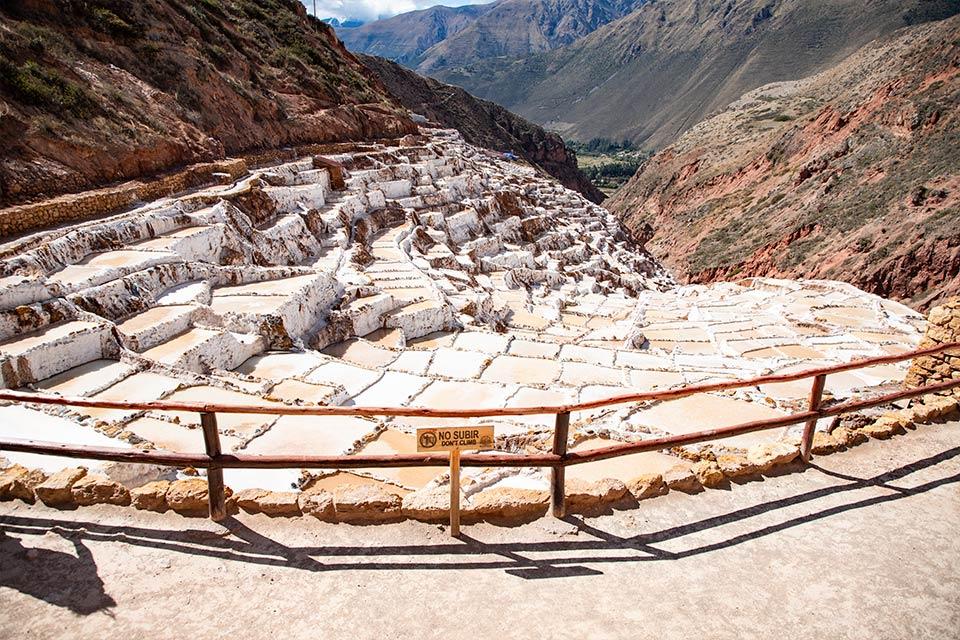 Vista de salineras blancas de Maras con valle andino al fondo | TreXperience