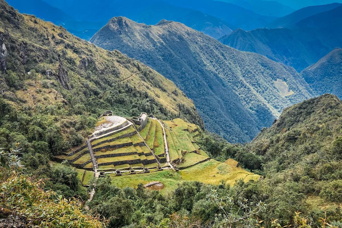 Panoramic view of Phuyupatamarca over the Andean mountains and forest | TreXperience