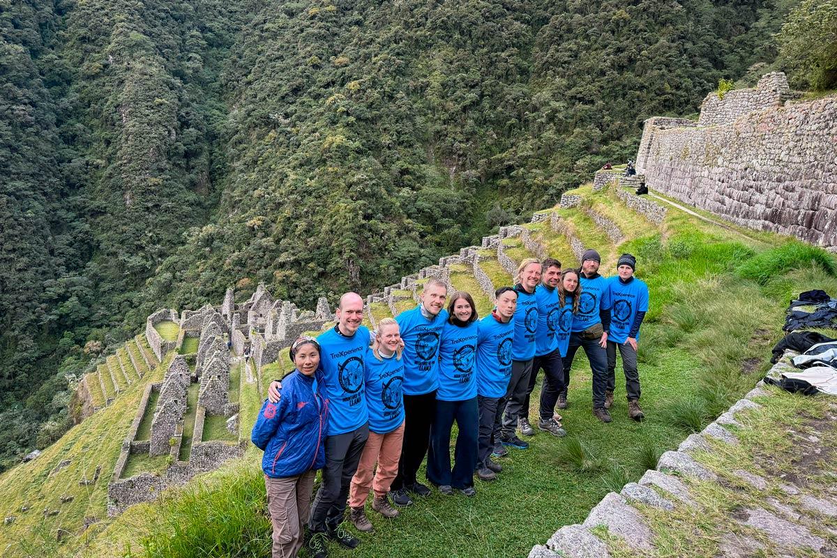 Hikers in front of the Wiñay Wayna archaeological site | TreXperience