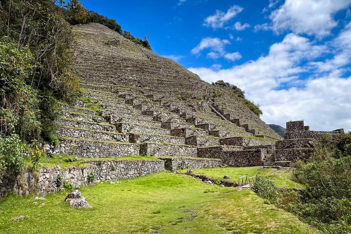 Panoramic view of the Intipata archaeological site with extensive agricultural terraces | TreXperience