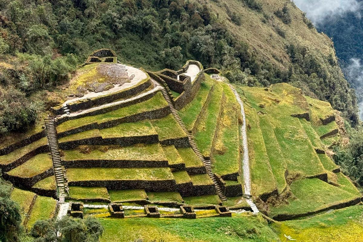 Vista panorámica del sitio arqueológico de Phuyupatamarca desde lo alto | TreXperience