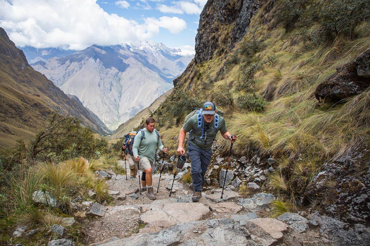 Group of hikers walking uphill towards Dead Woman's Pass | TreXperience