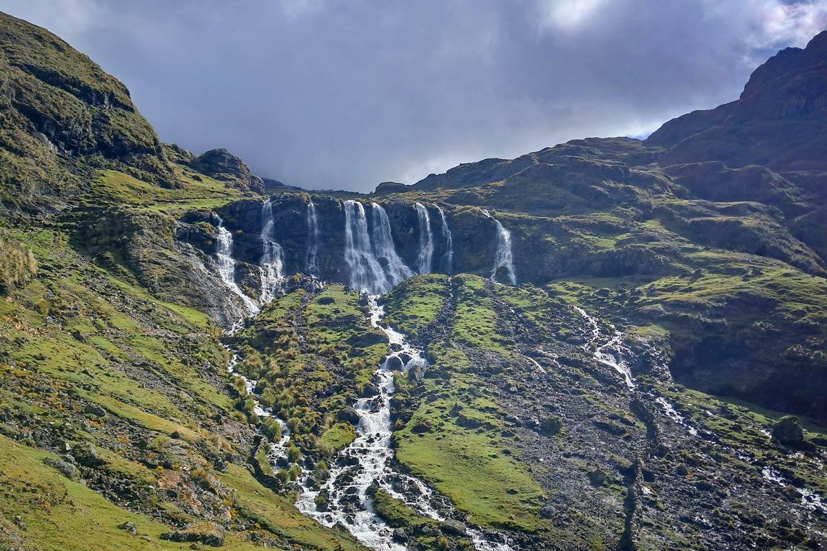 Panoramic view of the Quishuarani waterfall in Lares | TreXperience