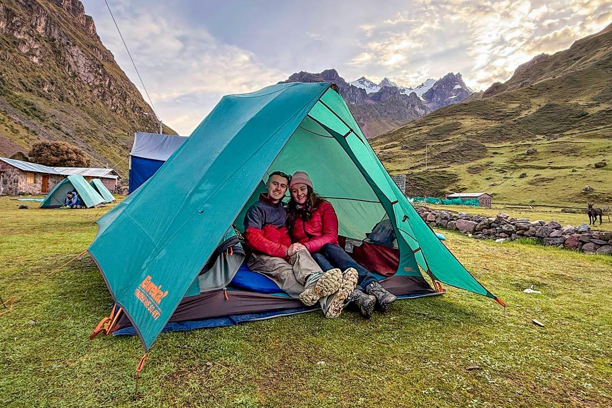 Two travelers sitting at the campsite during the Lares hike | TreXperience