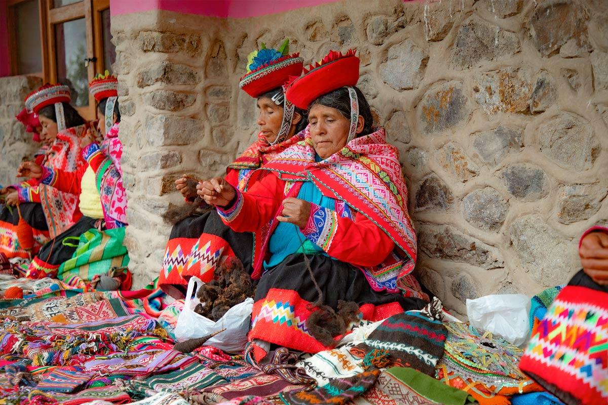 Group of locals from Lares making Andean weavings | TreXperience