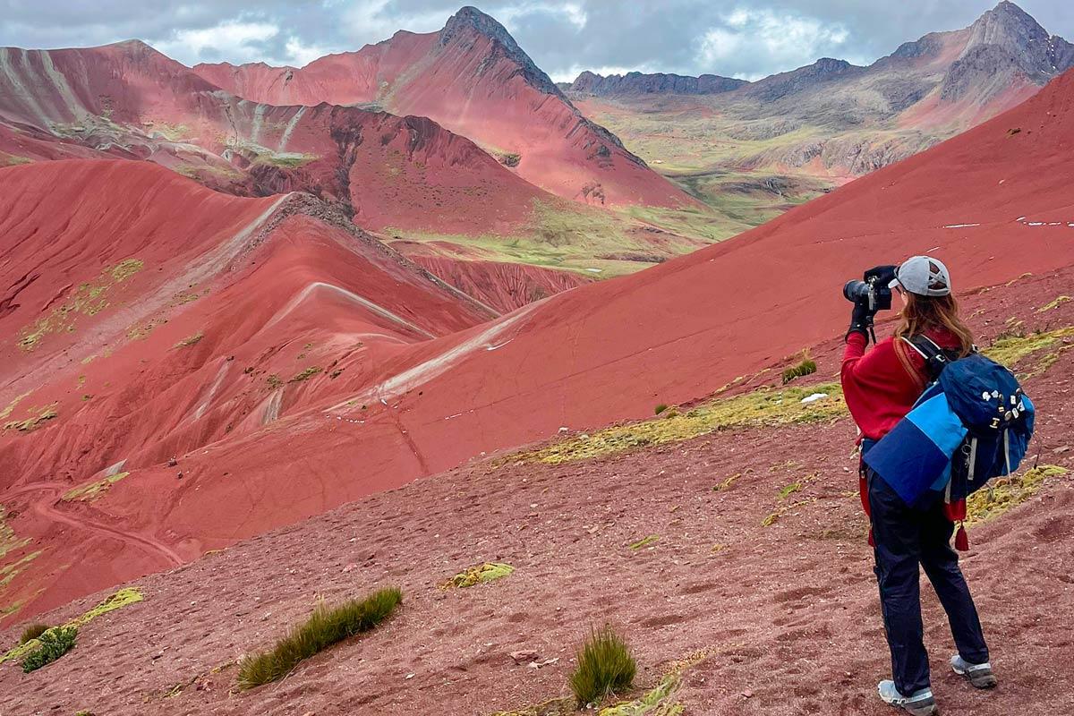 Viajera fotografiando la Montaña de Colores y Valle Rojo | TreXperience