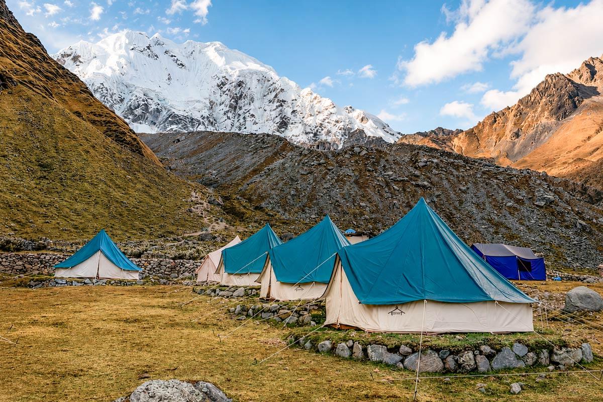 Tiendas del campamento Salka Glamp entre laderas rocosas frente al Salkantay | TreXperience