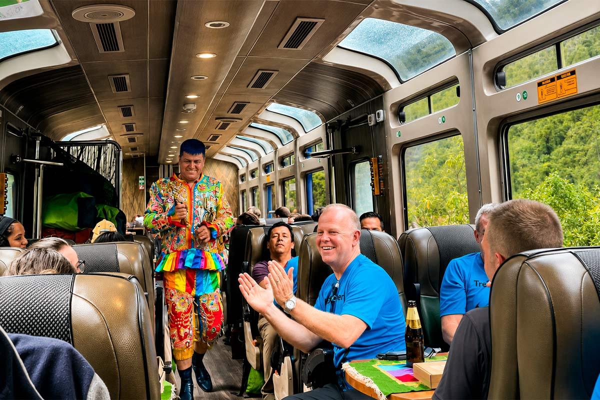 Viajeros de TreXperience dentro de tren Vistadome con ventanas panorámicas y danzante de colores
