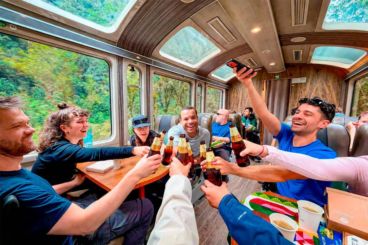 Viajeros de TreXperience tomando algunas cervezas en el tren Vistadome | TreXperience