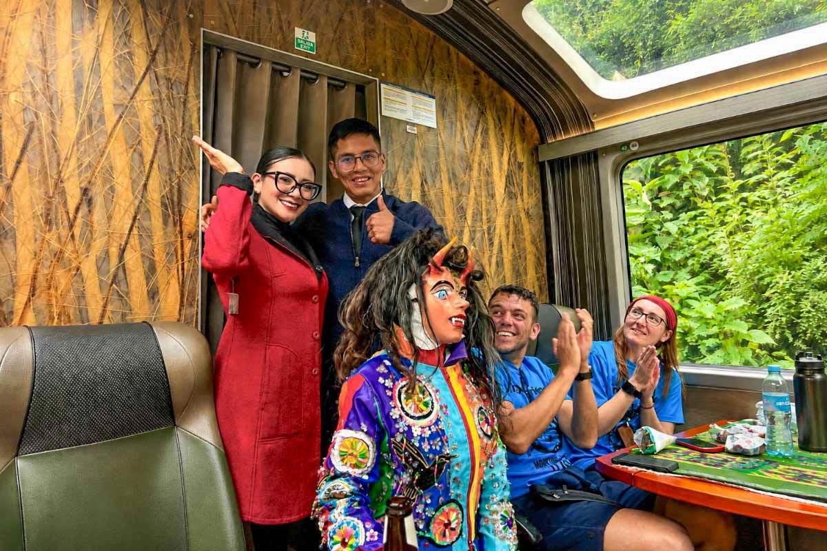 Personal del tren Vistadome con viajeros de TreXperience