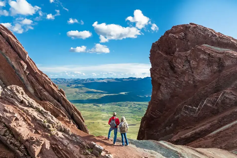 Couple gazing at Langui Lagoon from Pallay Punchu | TreXperience