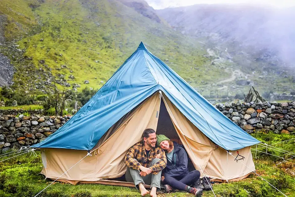 Pareja feliz en el TreXperience Salka Glamp