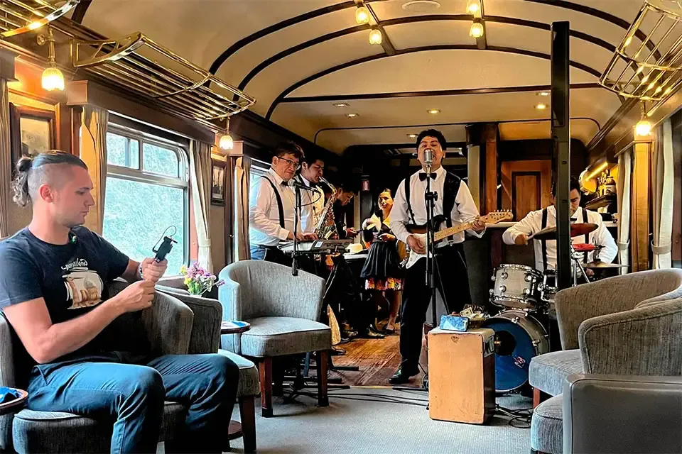 Música en vivo en el tren Vistadome Observatory | TreXperience