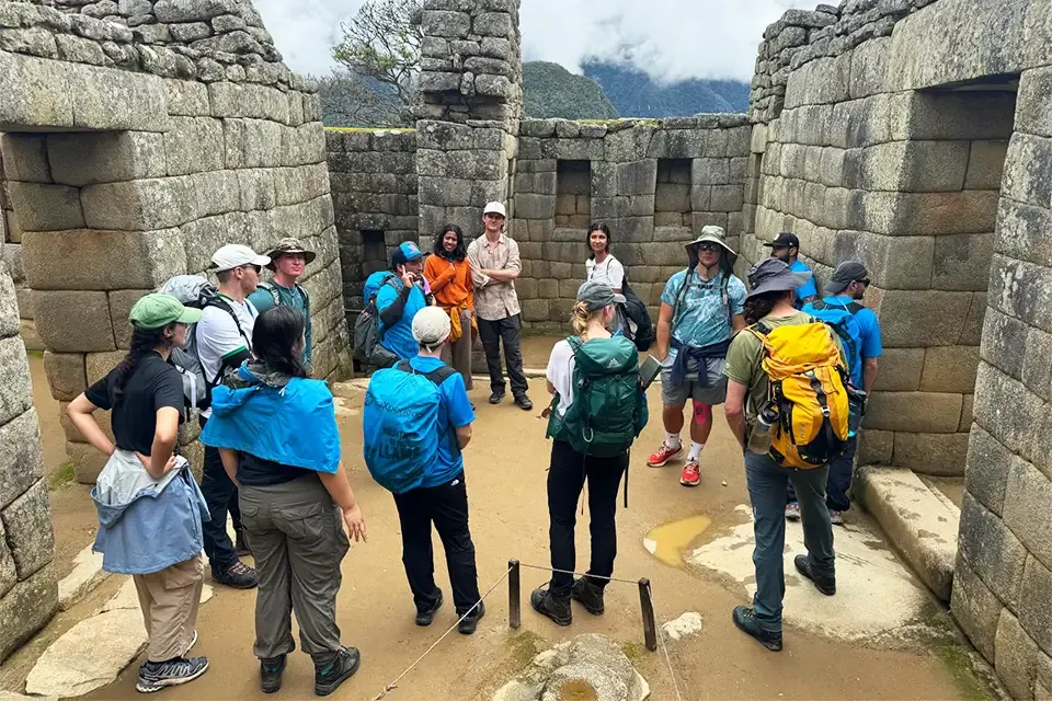 Guía de TreXperience explicando la historia a su grupo
