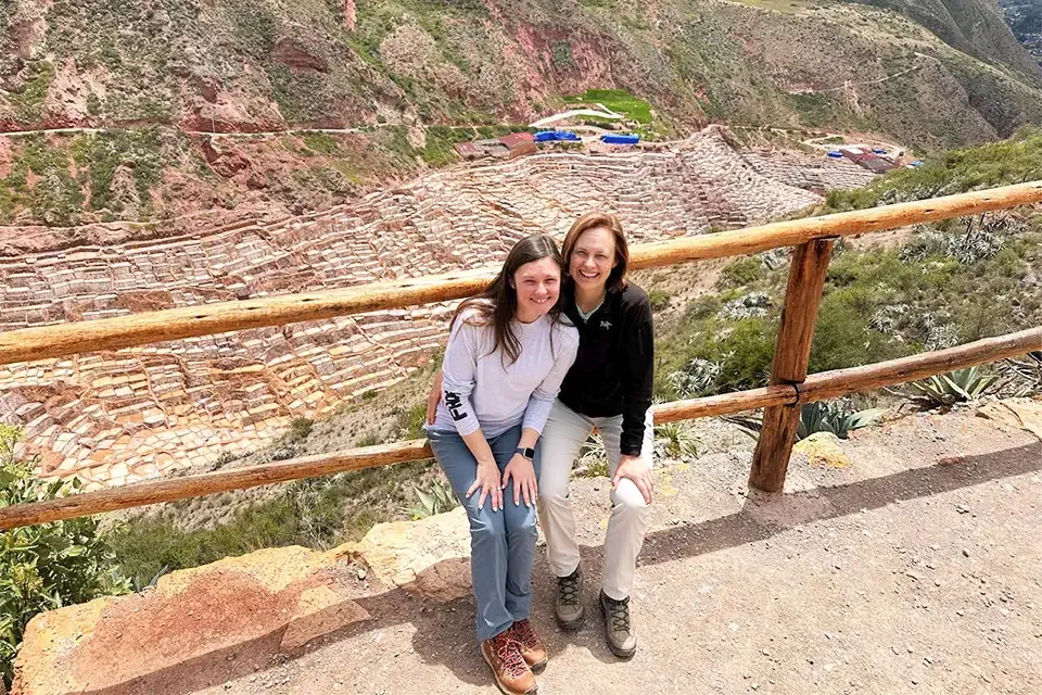 Madre e hija en el tour de Maras