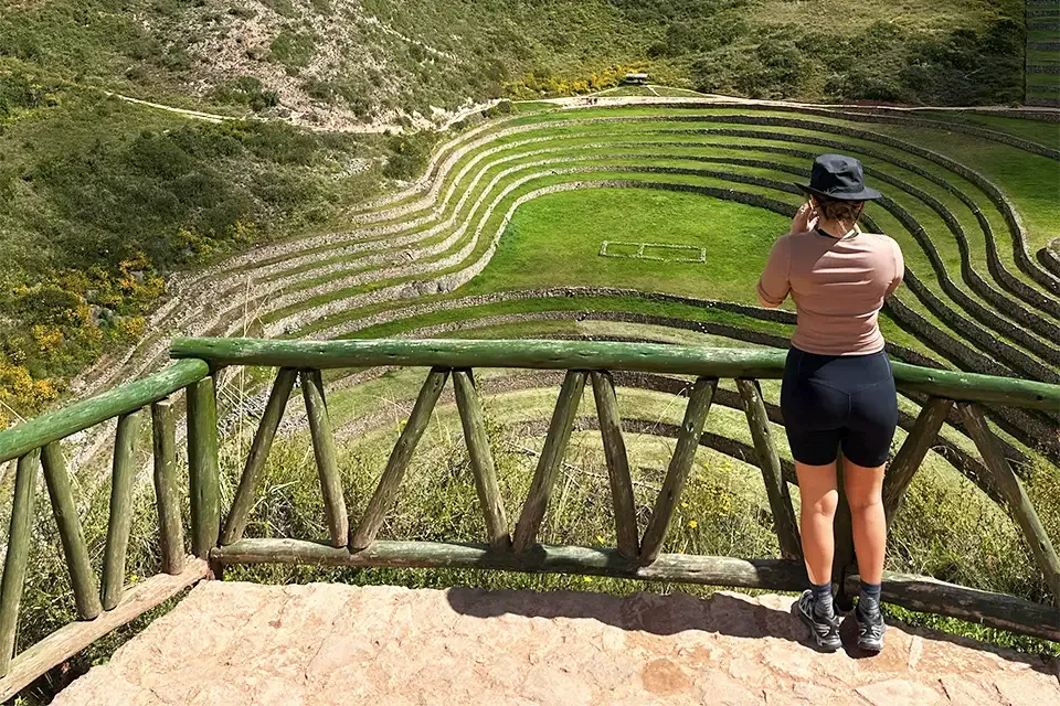Un turista de TreXperience tomando una foto de Moray | TreXperience