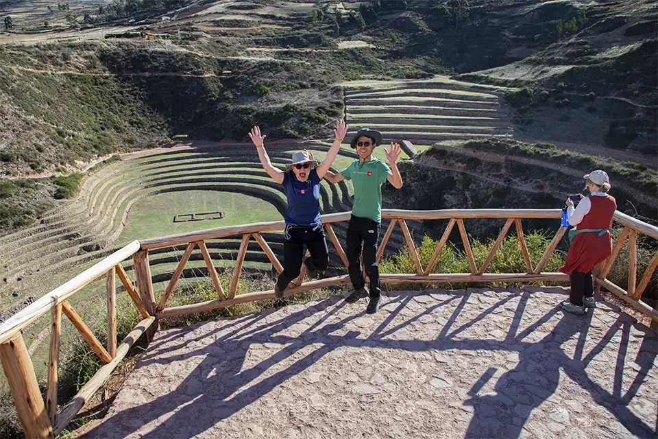 Pareja saltando de alegría en el mirador de Moray | TreXperience