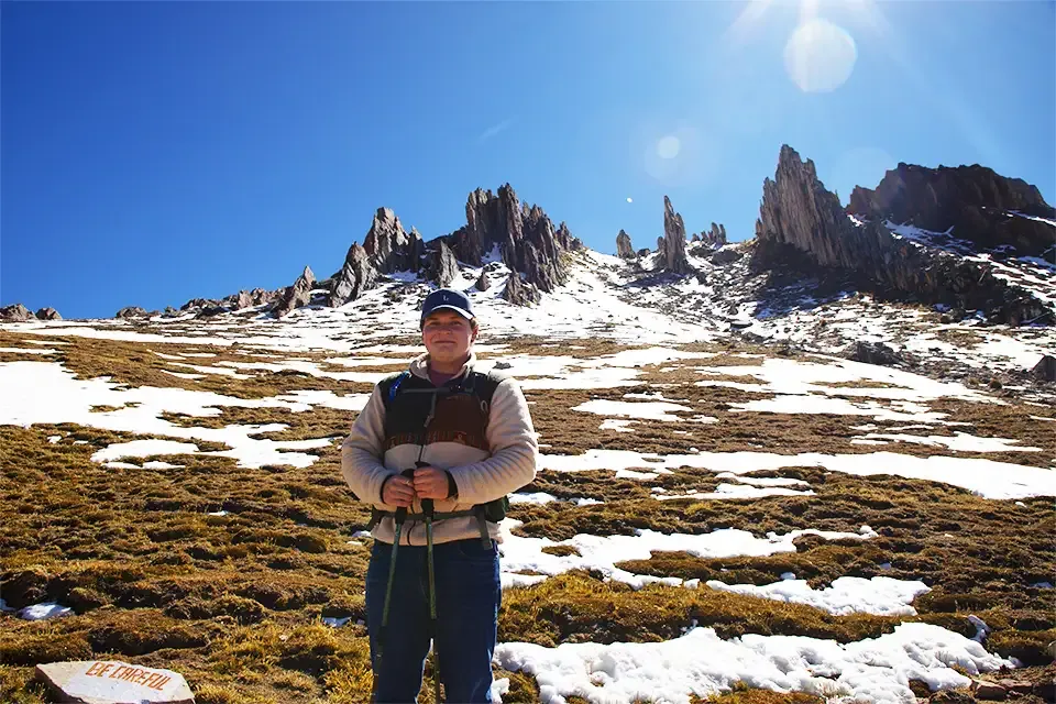 Turista de TreXperience frente al bosque de piedra
