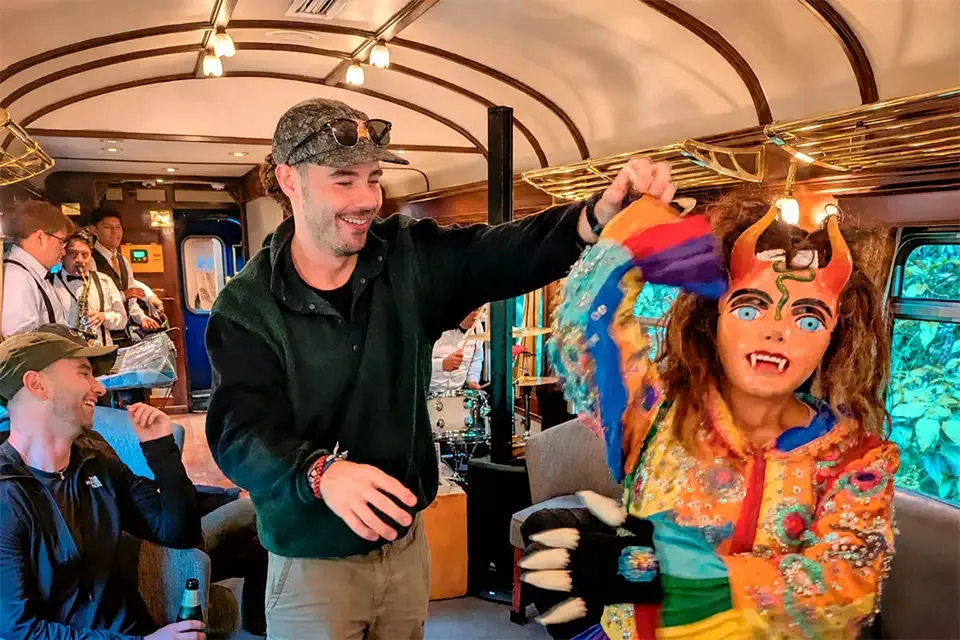 Pasajeros de TreXperience bailando a bordo del tren Vistadome Observatorio