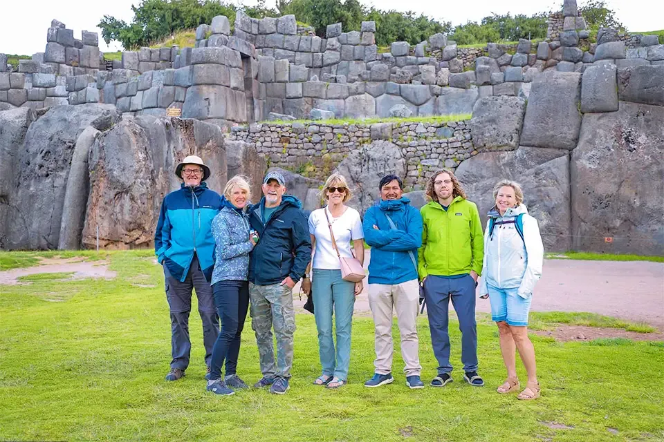 Grupo de TreXperience en el parque arqueológico de Sacsayhuamán