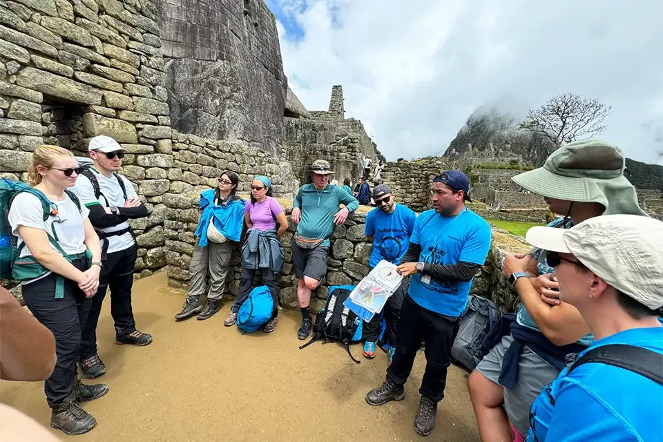 Guía de Trexperience explicando la historia de Machu Picchu