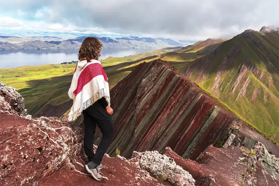 Woman arriving to Pallay Punchu | TreXperience