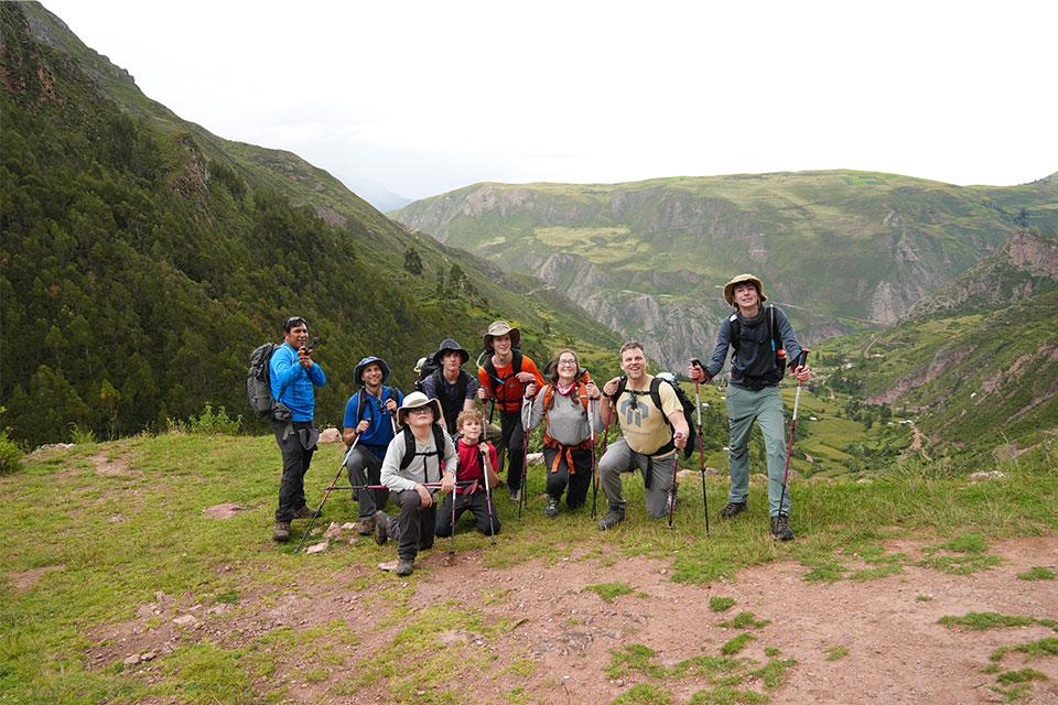 Turistas felices caminata de canteras incas | TreXperience