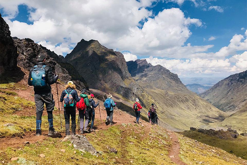 Trekking entre montañas en el Lares trek | TreXperience