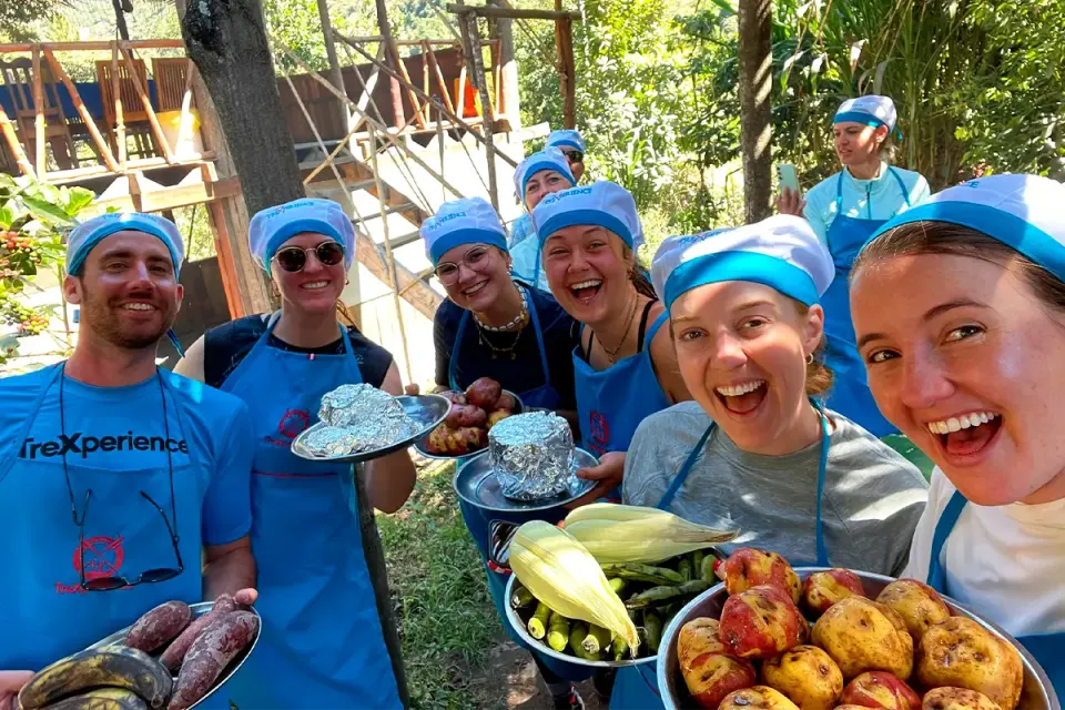 Cocinando Pachamanca durante la caminata Salkantay 8 días | TreXperience