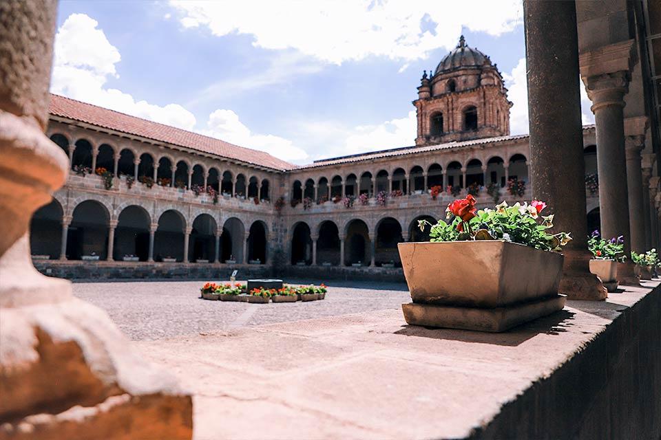 Claustro del convento de Santo Domingo con arcos de piedra y torre al fondo en Cusco (tour por la ciudad de Cusco, medio día) | TreXperience