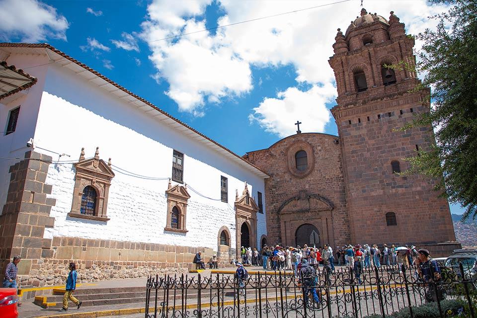 Fachada del convento de Santo Domingo en Cusco con visitantes en la entrada (tour por la ciudad de Cusco, medio día) | TreXperience