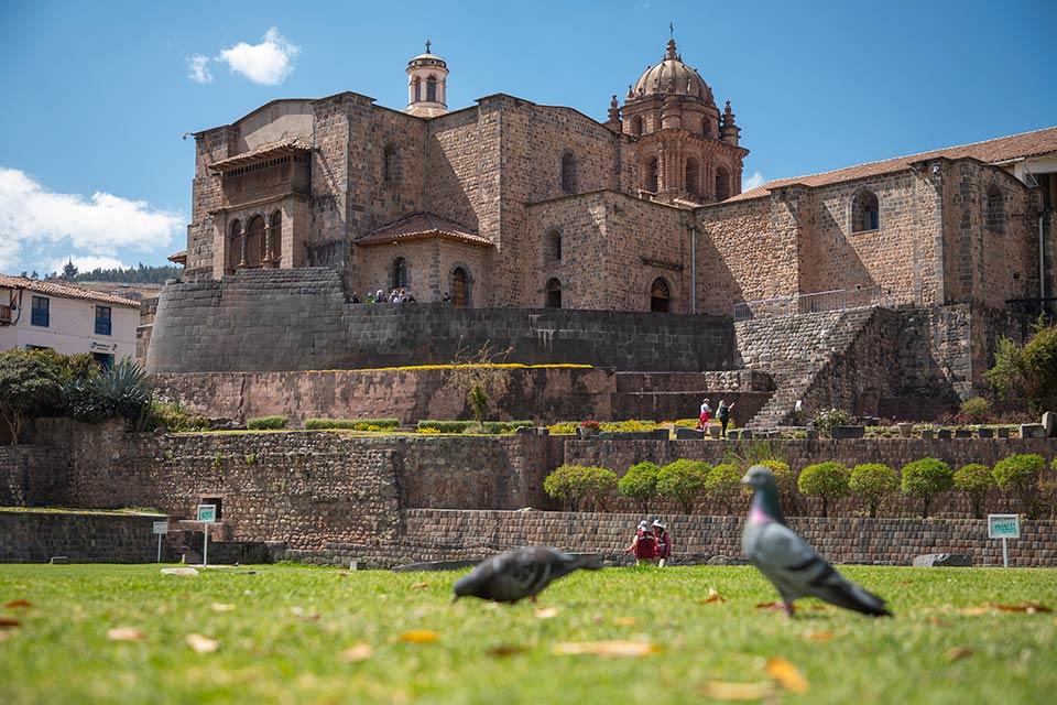 Vista del Qorikancha y convento de Santo Domingo con jardines al frente en Cusco (tour por la ciudad de Cusco, medio día) | TreXperience