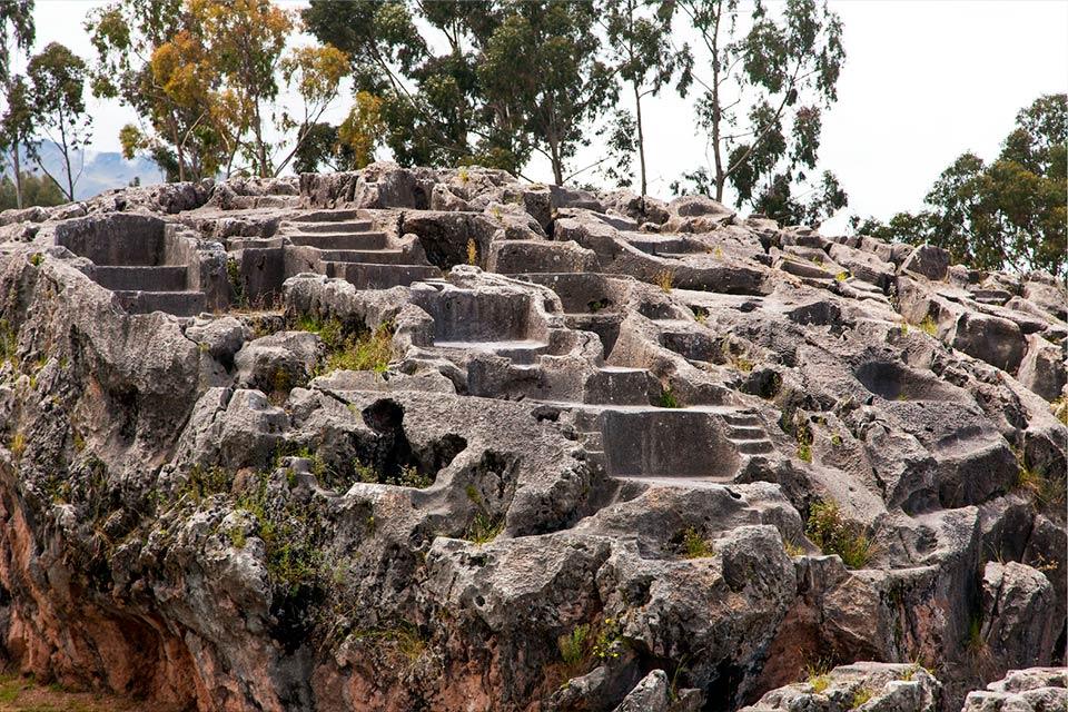 Laberinto de canales y escalones tallados en roca en Qenqo, Cusco (tour por la ciudad de Cusco, medio día) | TreXperience