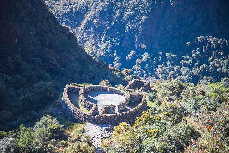 Ruinas incas con estructura circular de piedra en la ladera, rodeada de bosque (Camino Inca 5 días, versión extendida) | TreXperience