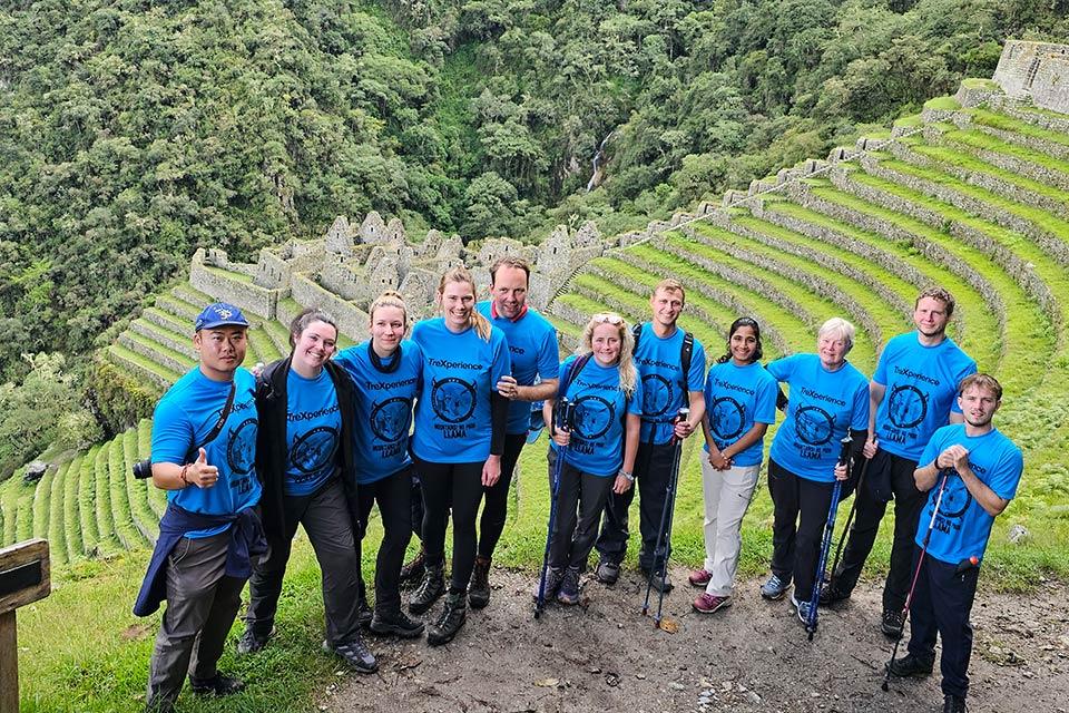 Grupo del Camino Inca (5 días, versión extendida) posando en Wiñay Wayna con terrazas incas al fondo | TreXperience