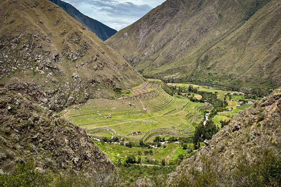 Ruinas incas de Patallacta con terrazas agrícolas y valle andino al fondo (Camino Inca 4 días) | TreXperience