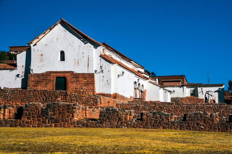 Colonial church in Chinchero with Inca stone walls in the foreground (Maras, Moray & Chinchero half-day tour) | TreXperience