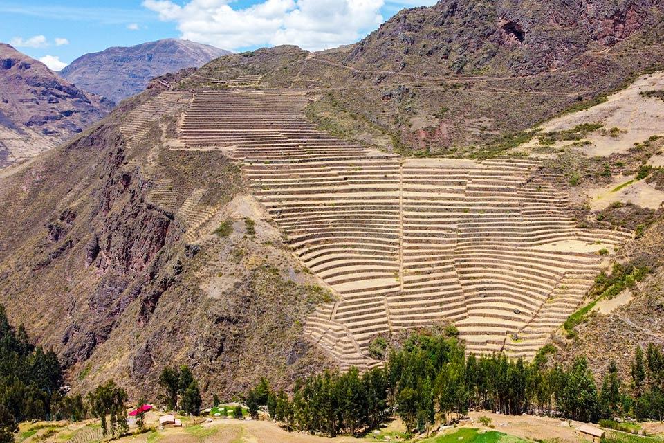 Andenes circulares en una gran depresión rodeada de montañas en Pisac, Súper Tour Valle Sagrado Maras y Moray | TreXperience