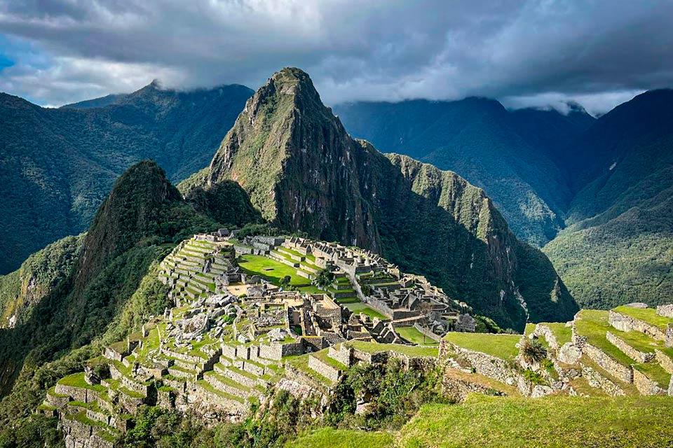 Panoramic view of Machu Picchu with Huayna Picchu mountain and clouds over the surrounding peaks (Ultimate Inca Trail Tour, 5 days) | TreXperience