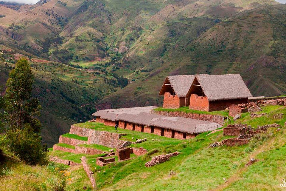 Construcciones con techos de paja y terrazas de piedra en Huchuy Qosqo sobre ladera verde, Huchuy Qosqo y Camino Inca Corto 4 días | TreXperience