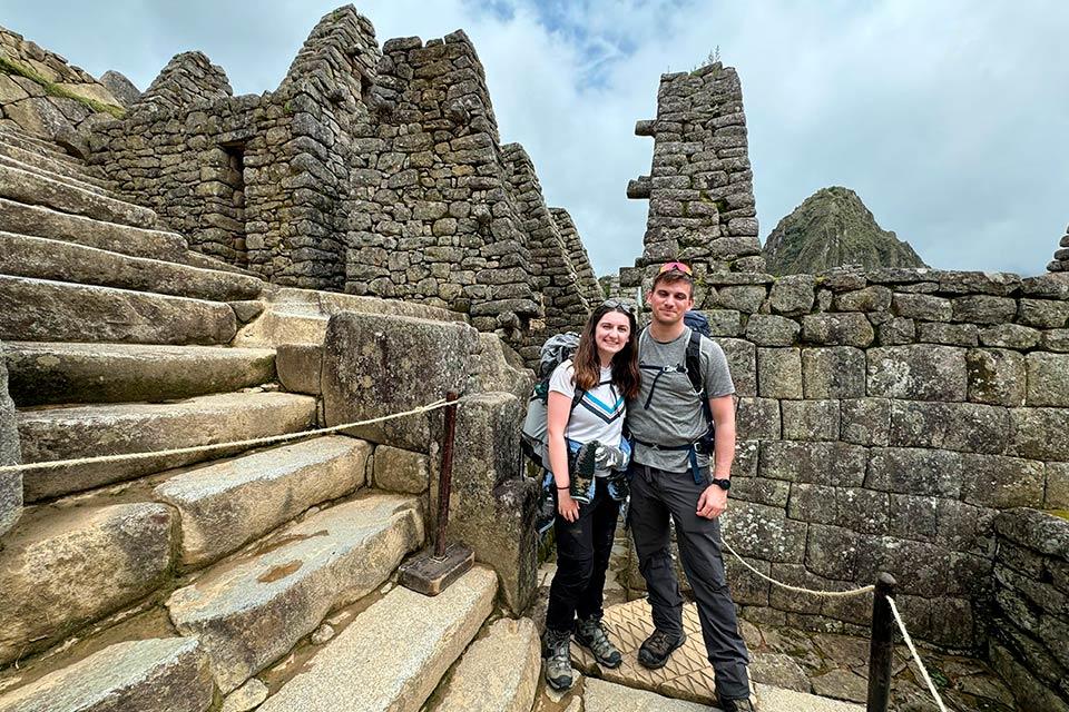 Viajeros dentro de los complejos arquitectonicos de Machu Picchu | TreXperience