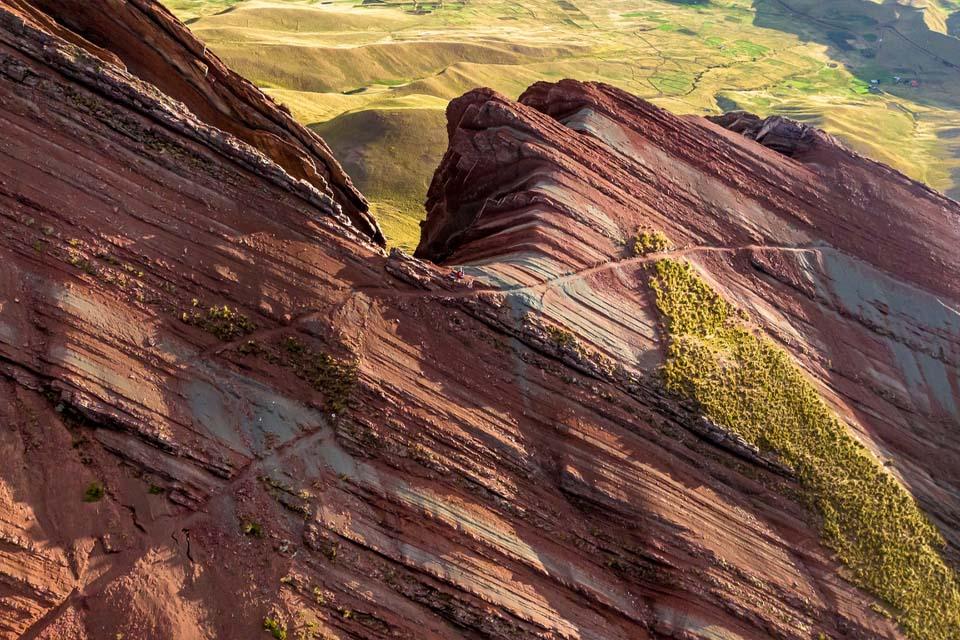 Lado rocoso de colores rojizos de la Motanta Palcoyo | TreXperience
